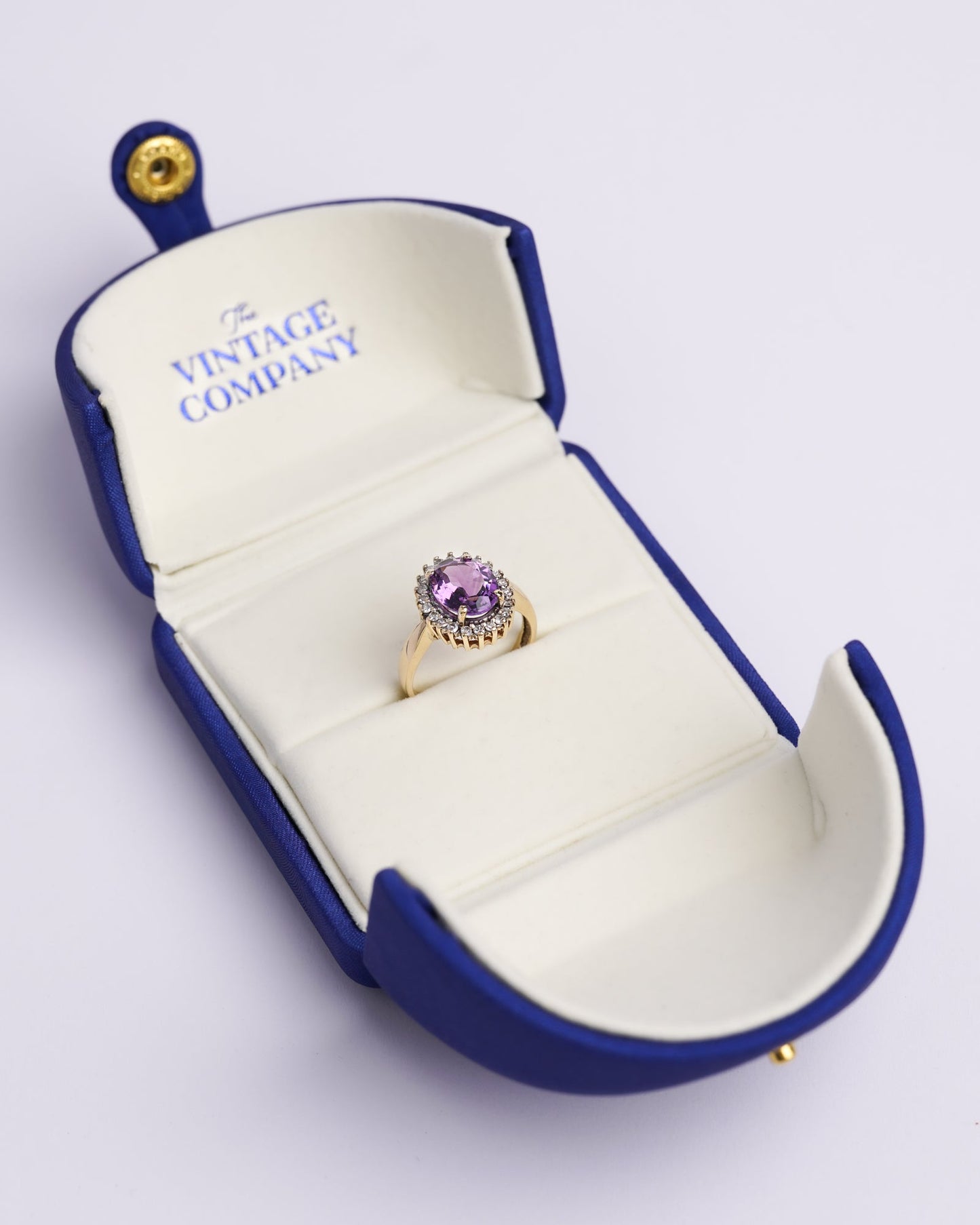 Een sieradendoosje van The Vintage Company met een gouden ring met diamanten en een edelsteen