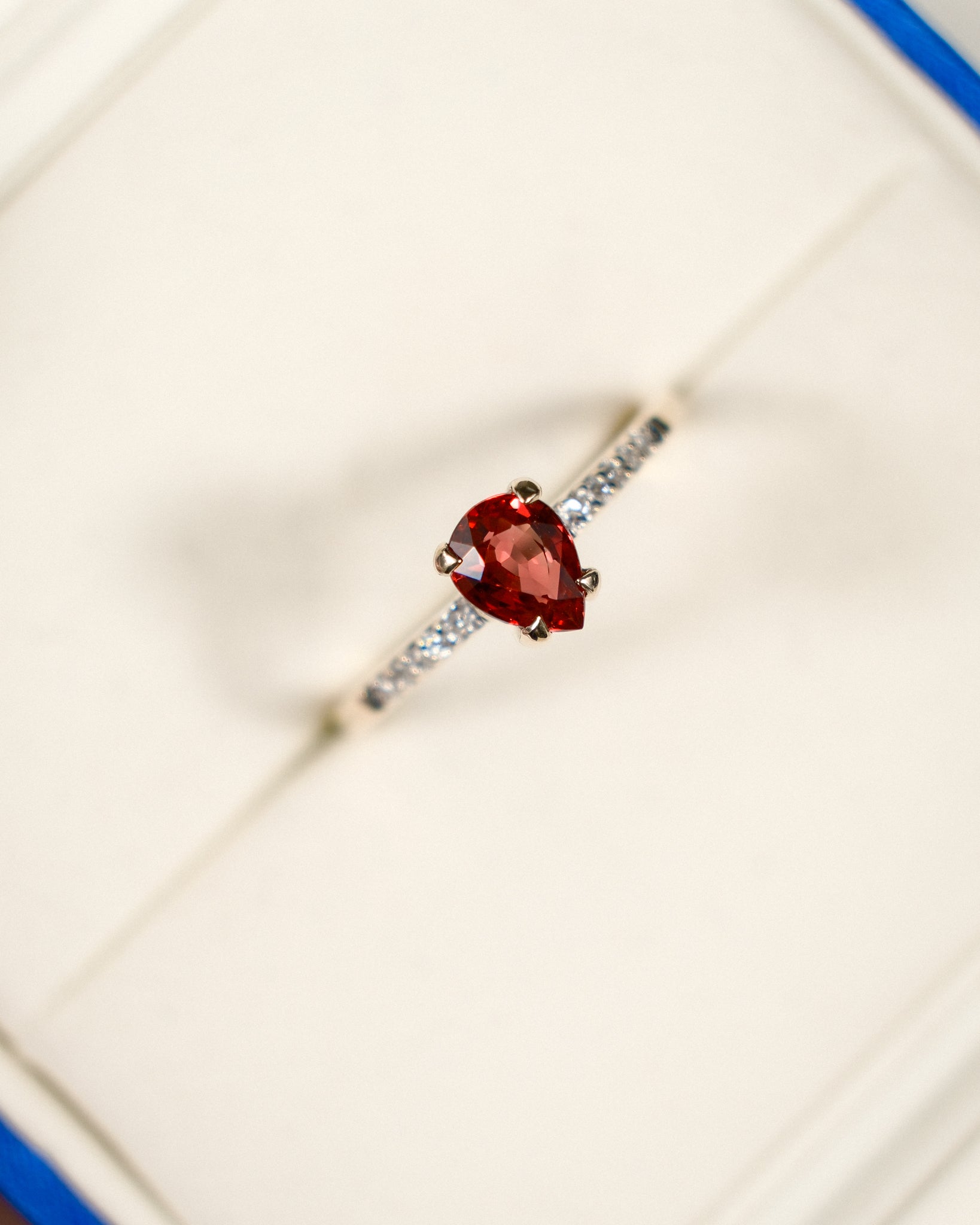 Lysandra • Vintage Fancy Saffier & Diamant Dress Ring