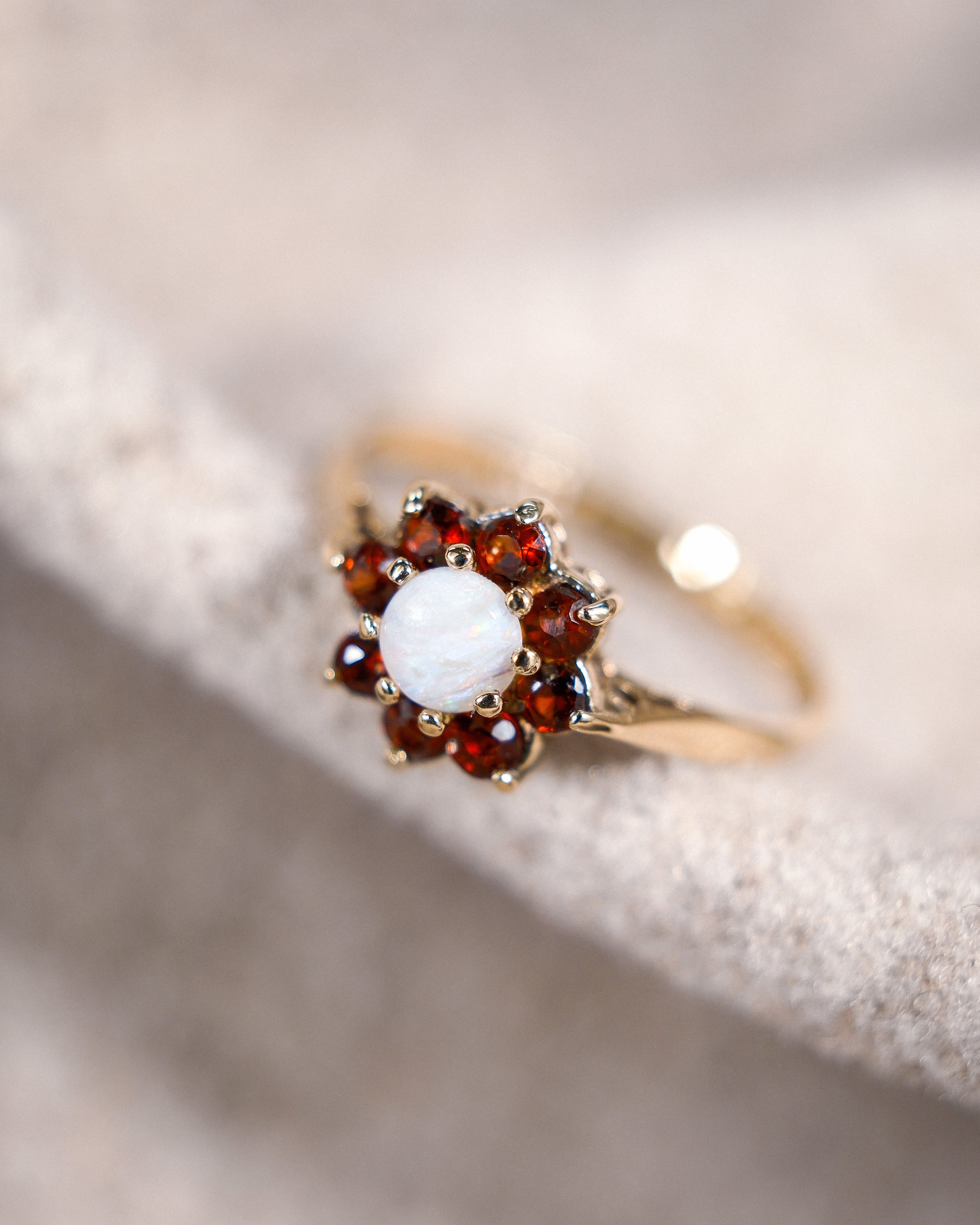 Solara • Vintage Granaat & Opaal Cluster Ring