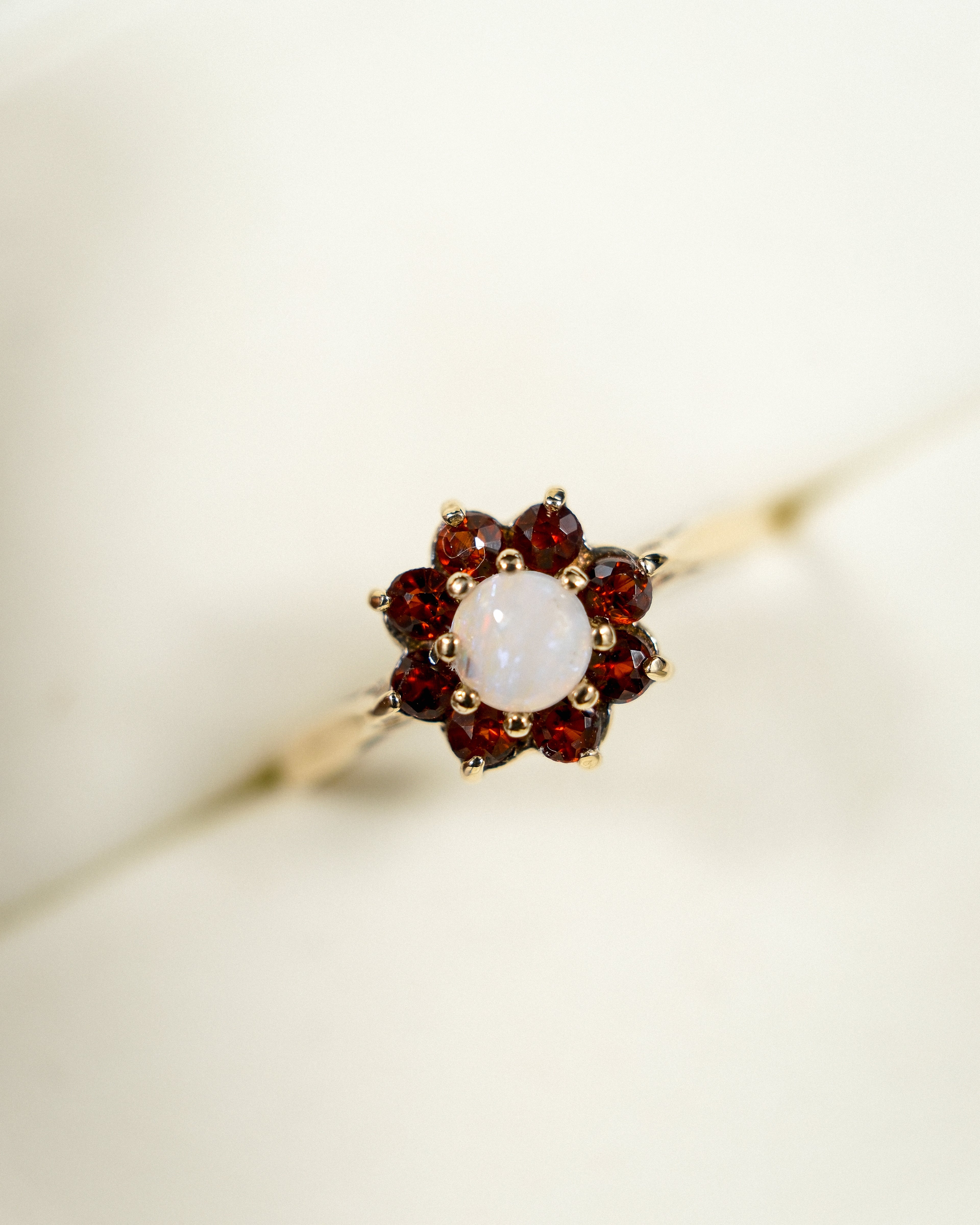 Solara • Vintage Granaat & Opaal Cluster Ring