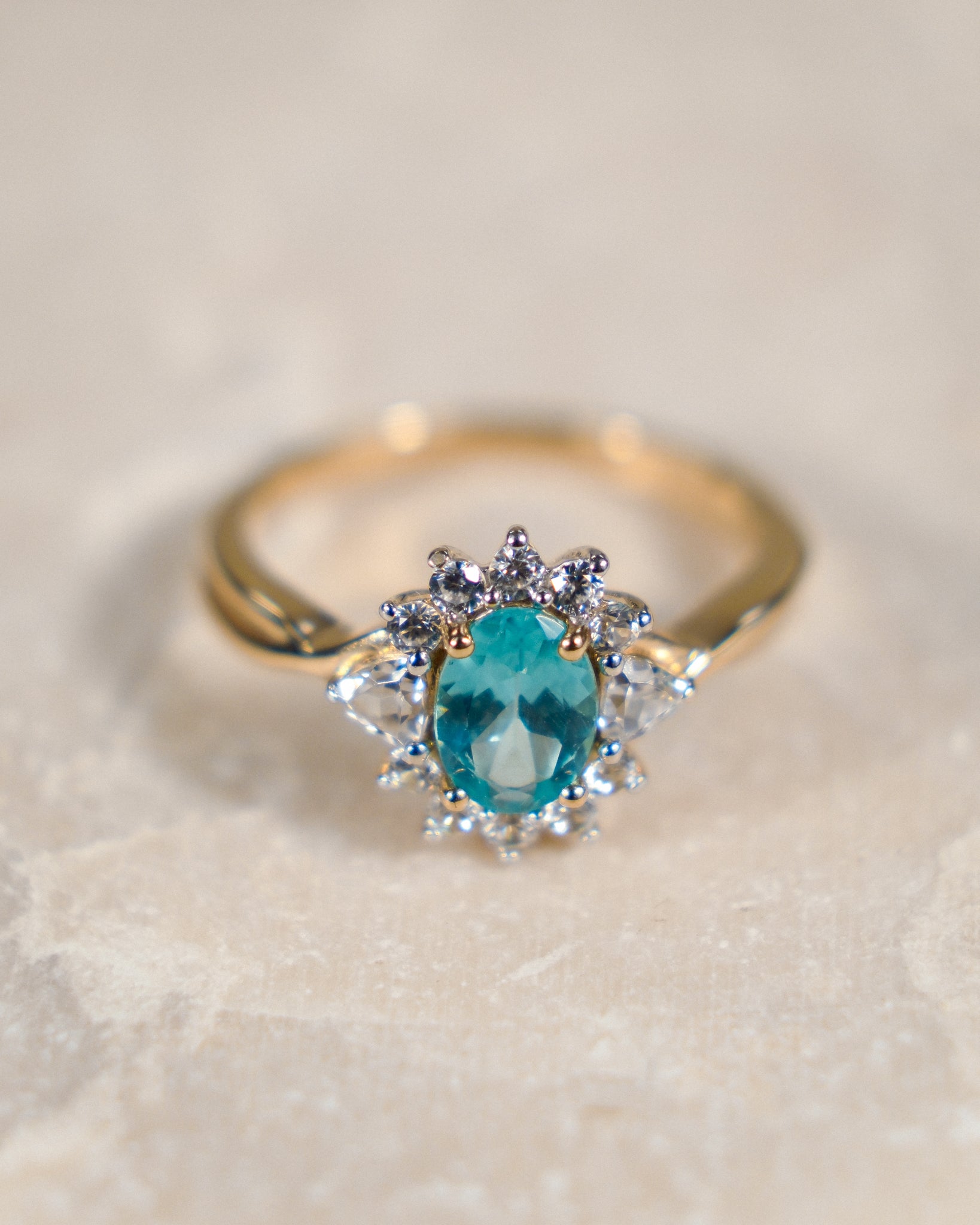 Een vintage ring met een blauw/groenige kwarts edelsteen en zirkonia van 9k geelgoud, product foto van de lijn Armelia van The Vintage Company