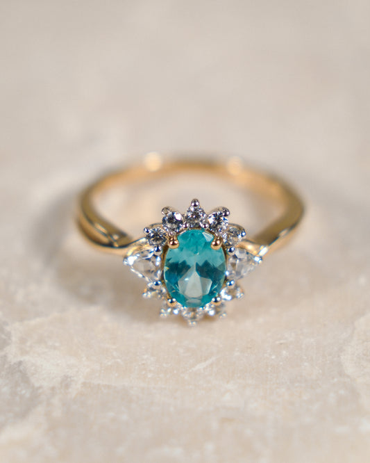 Een vintage ring met een blauw/groenige kwarts edelsteen en zirkonia van 9k geelgoud, product foto van de lijn Armelia van The Vintage Company