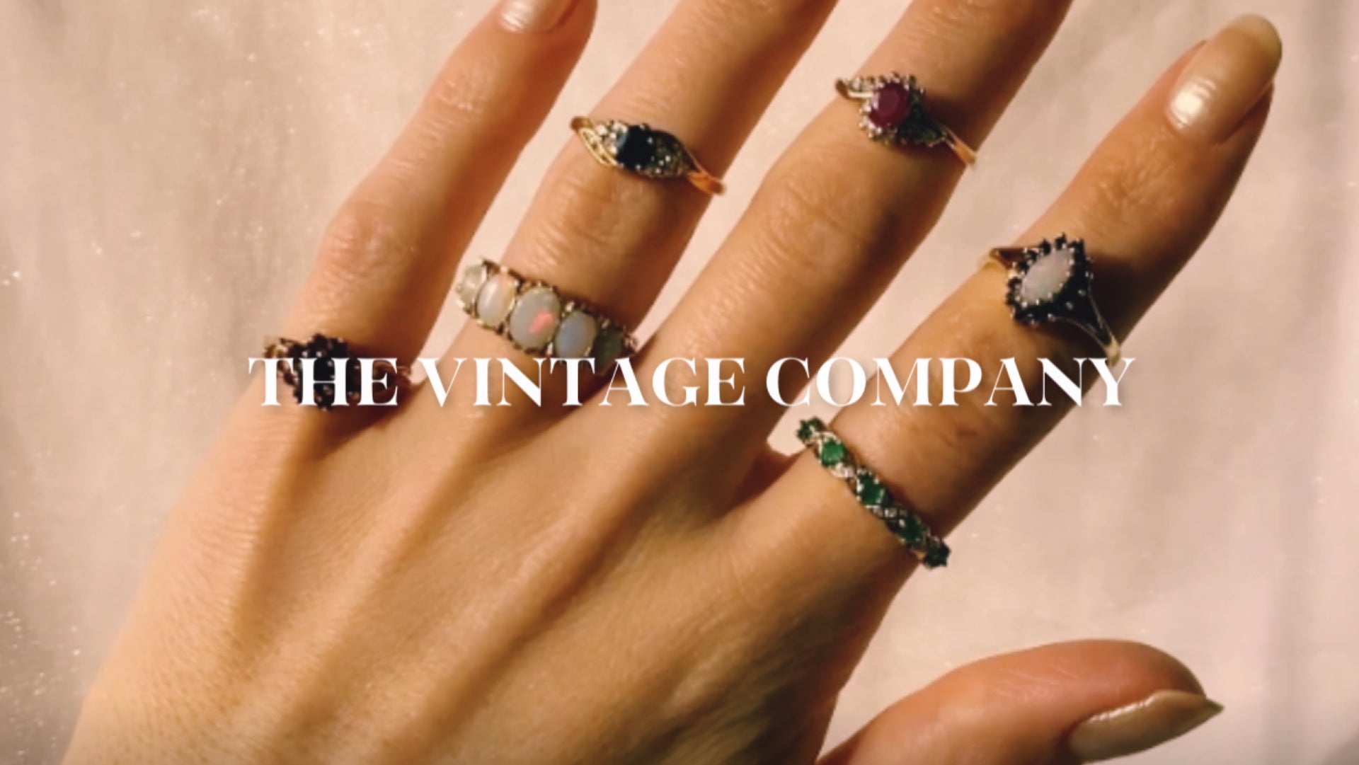 Video laden: The Vintage Company is a company which was started from a common goal: to pass on jewellery with a historical value in the right way to future generations. The knowledge and passion for these special products should be central and we want to share this with the rest of the world in an accessible way.